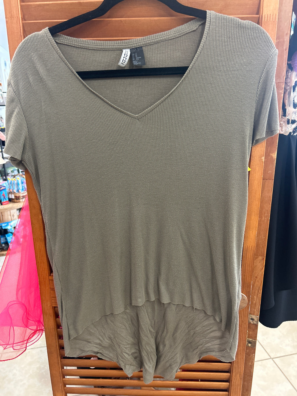 H&M Divided olive green ribbed V-neck T-shirt XS