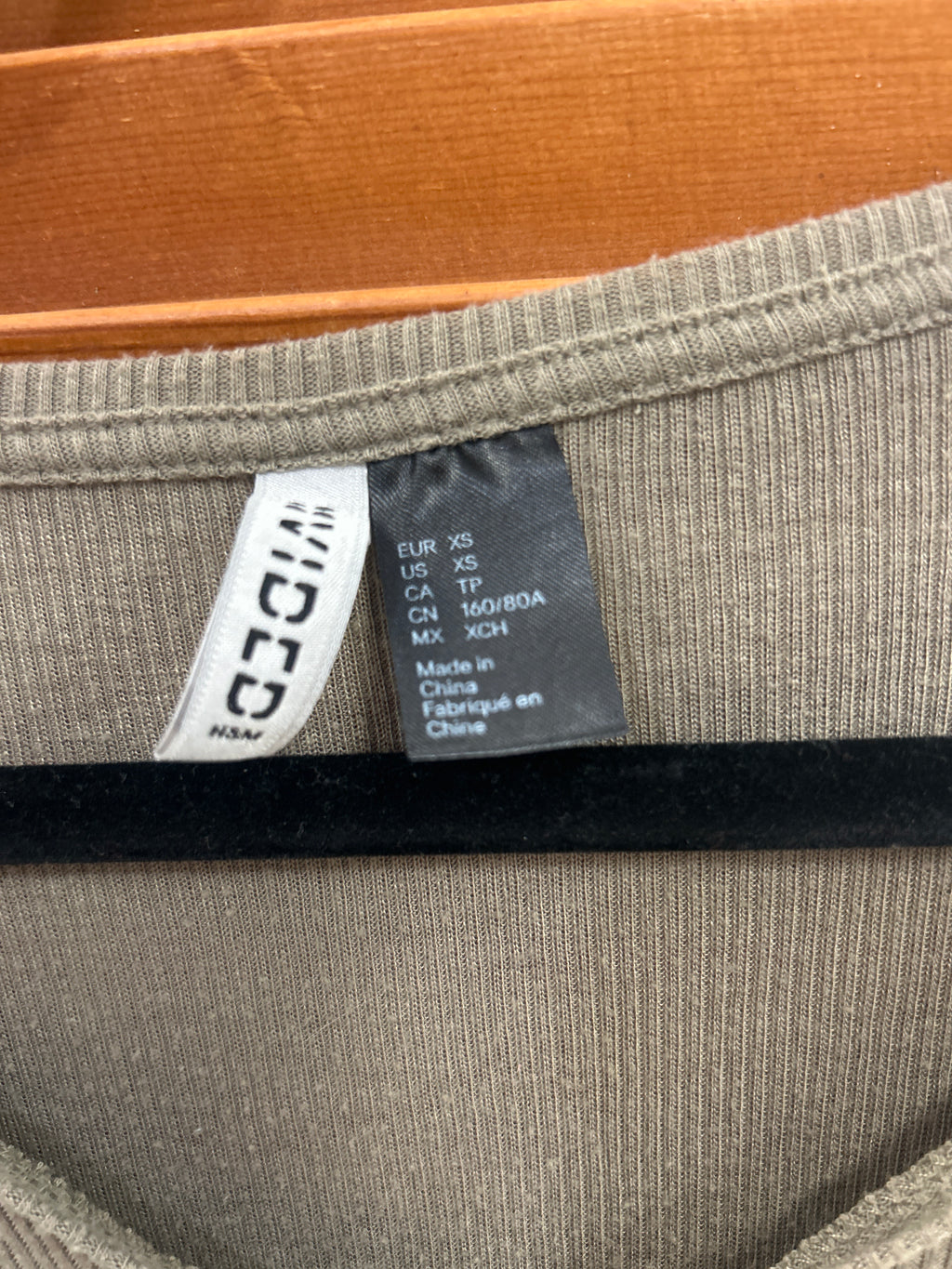 H&M Divided olive green ribbed V-neck T-shirt XS