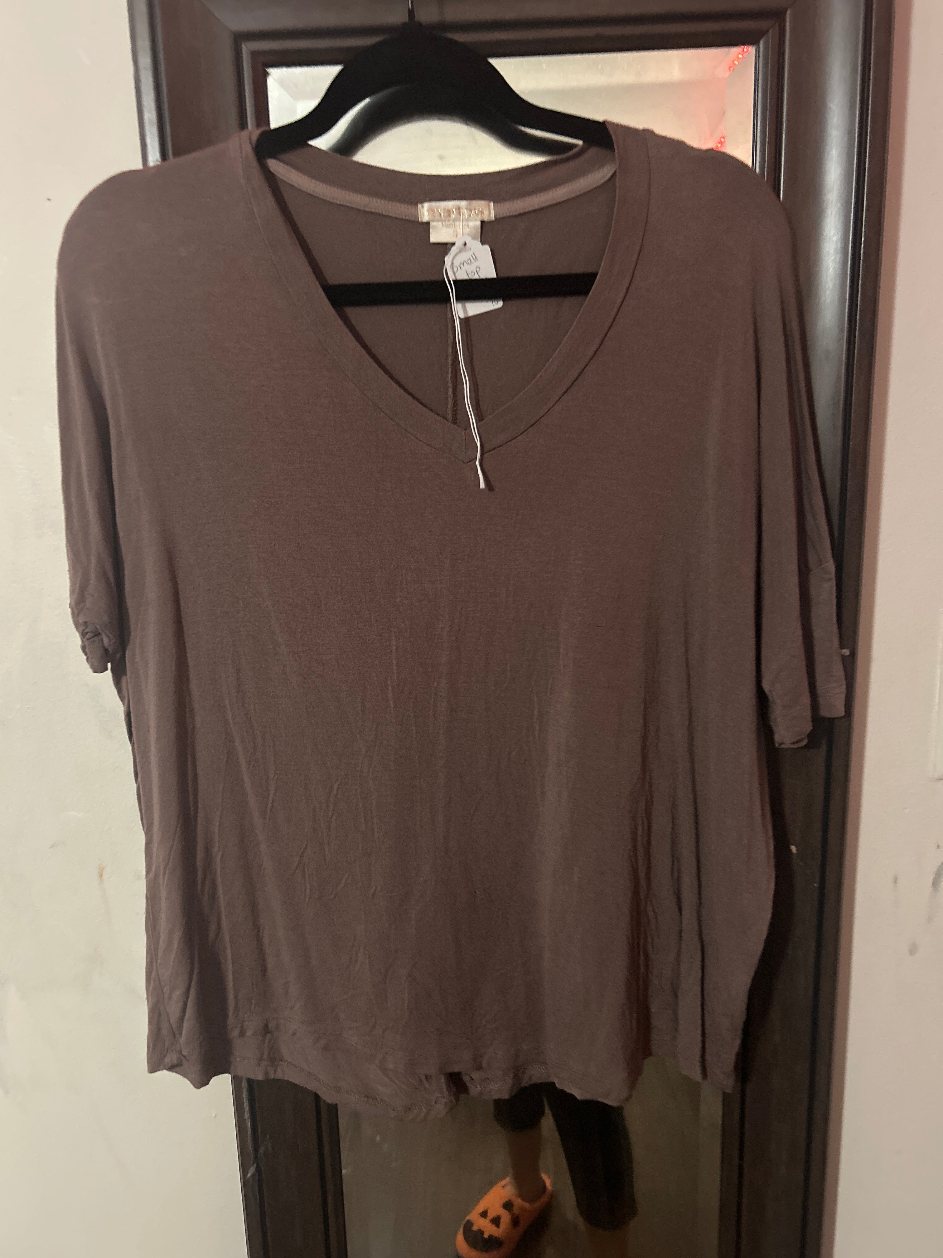 Marlow taupe premium sustainable neutral basic contemporary vneck tee size small