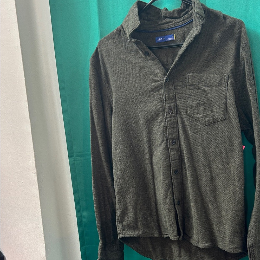 Cotton button-up shirt, APT.9
Standard Fit, long sleeve Medium